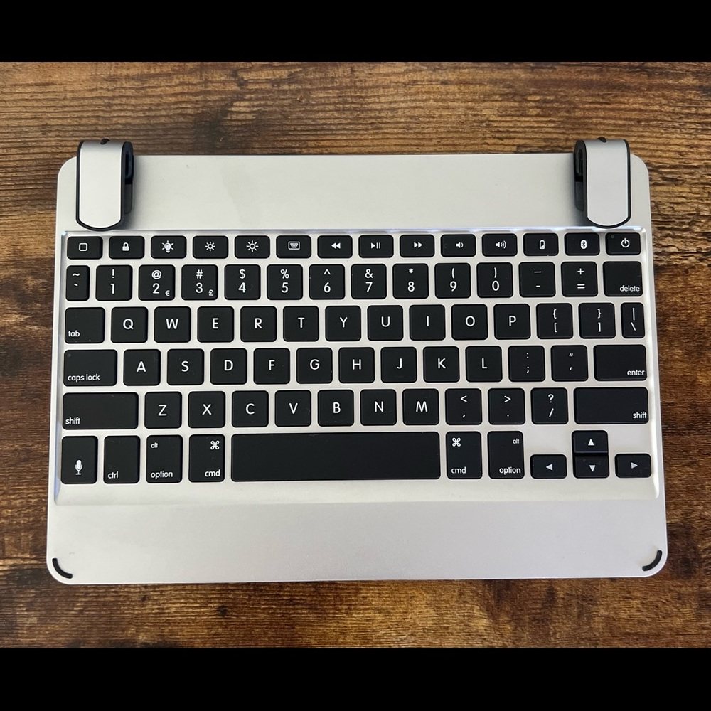 Excellent Condition Brydge 9.7 Wireless Keyboard!